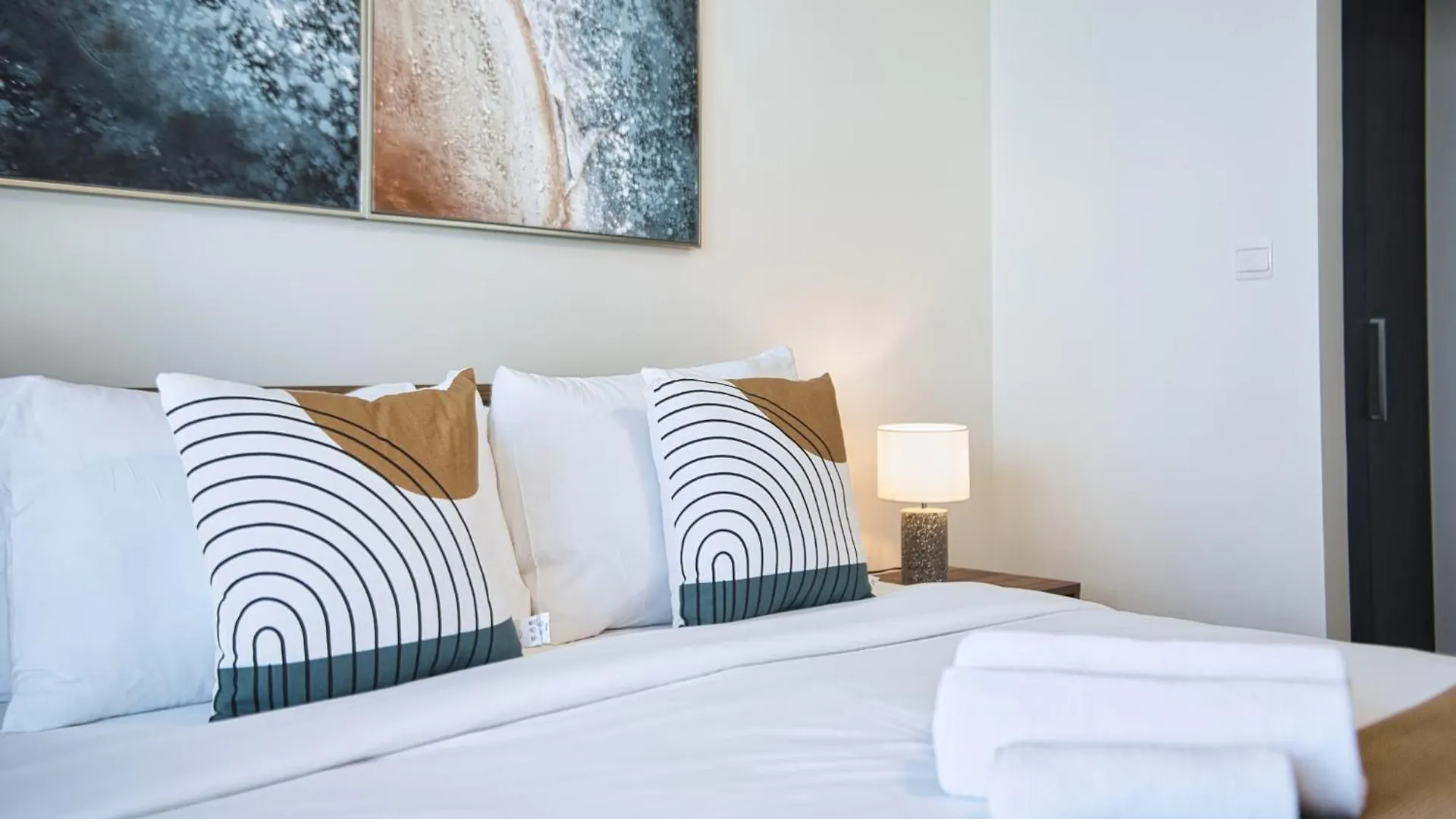 Dubai Creek Escape - Astonishing Creek Views Apartment