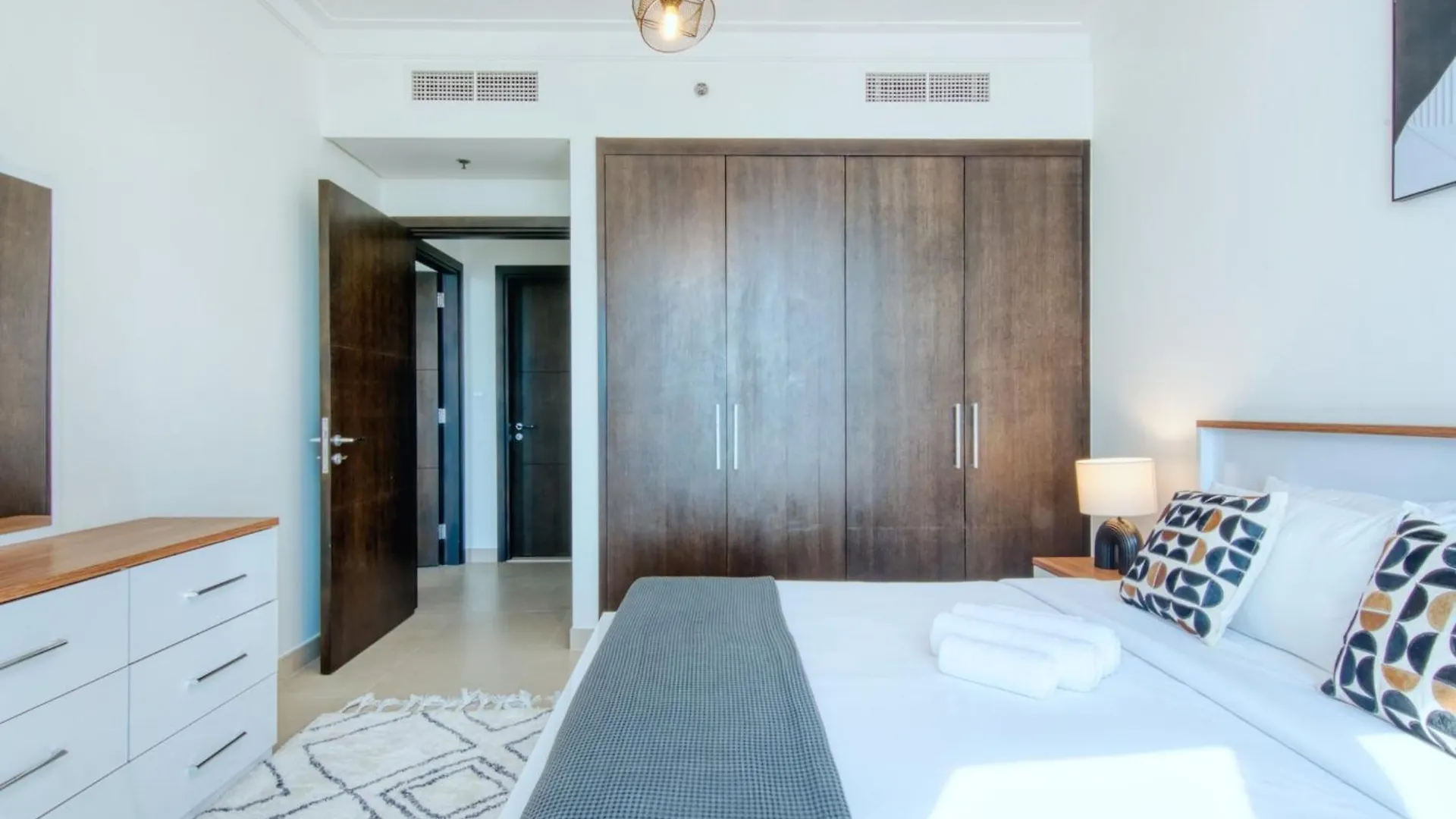 Dubai Creek Escape - Astonishing Creek Views Apartment