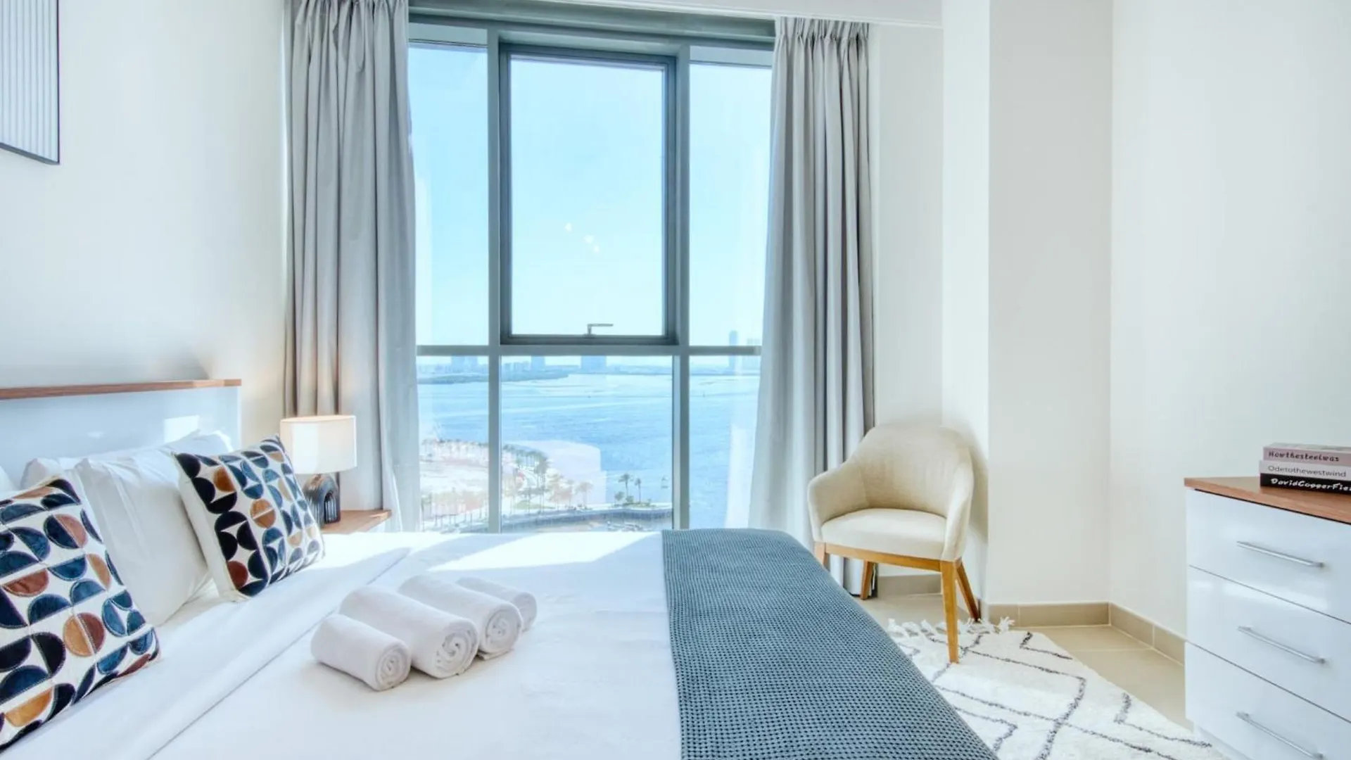 Dubai Creek Escape - Astonishing Creek Views Apartment